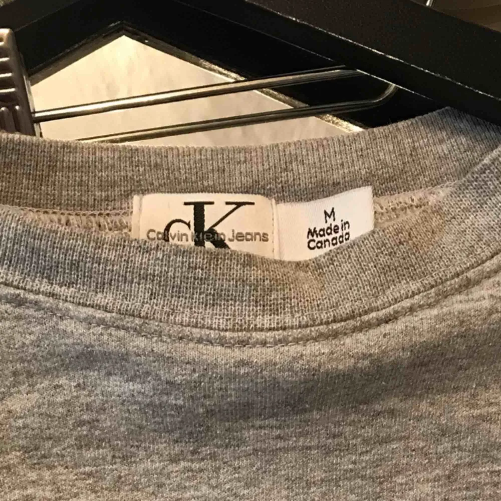 Vintage Calvin Klein colleage tröja. Fint skick.  Passar mellan S och M är storleken skulle jag säga. ✨köparen står för frakten✨ hör av dig vid fler frågor!. Hoodies.
