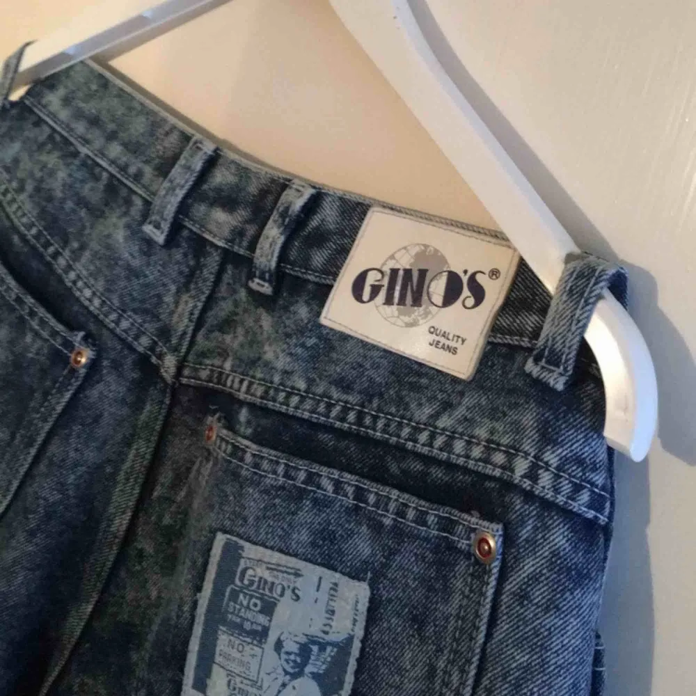 As coola momjeans från Gino’s, köpta på Beyond Retro i somras men har för många jeans så måste sälja av mig dessa. Dom är vintage och så fina. ❣️ . Jeans & Byxor.