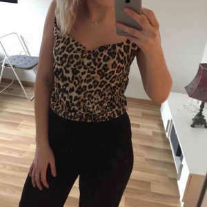  - Söt topp i leopardmönster från Nelly (NLY TREND), aldrig använd. Nypris 199kr. Passar en S/M. DM för frågor ❤️