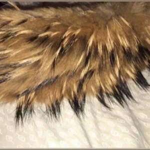  - Säljer äkta päls  Ord pris. 2500kr Går att knäppa eller sy fast på jacka 