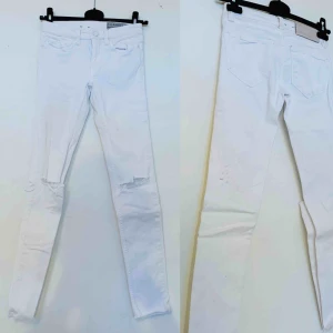  - Jeans med slitningar från ALL SAINTS. Lite små fläckar på baksidan på ena benet går kanske bort i tvätten med lite vanish. Köparen står för frakten:) 
