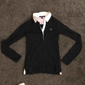  - En marinblå långärmad piké ifrån märket GANT. Jag har använt det enstaka gånger, dem har haft en tidigare ägare. Väldigt skön, inga brister. Det står XS men passar även mig som är S. Kan fraktas mot liten kostnad!