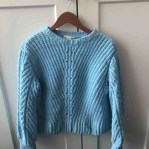  - Mysig stickad från HM i babyblå färg. Säljer pga för liten 