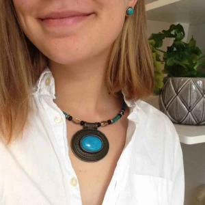  - Turkost halsband modell större med guldiga detaljer. Från indiska.   