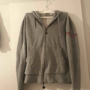  - Moncler gråa kofta jättefin