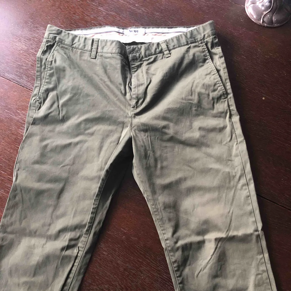 Acne chinos, militärgröna, strl 54   Köpare står för fraktkostnad. Jeans & Byxor.