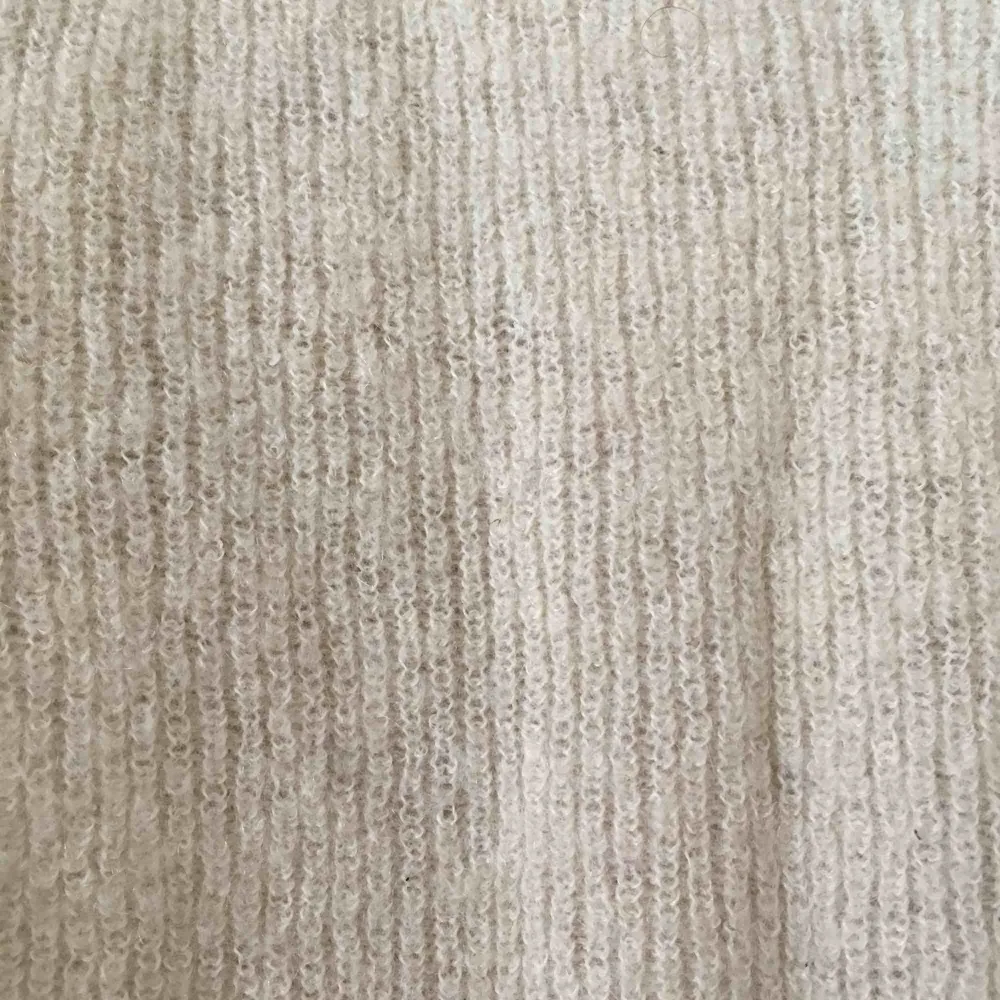 Mjuk tröja i ullblandning från Acne. En aning krympt varav den blev ganska tät = ännu varmare 😊. Stickat.