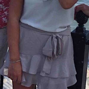  - Jättesöt grå-lila kjol från Gina. Klippte av lappen där storleken står så är inte hundra på om det är XS eller S. Kan mötas i Stockholm eller frakta men då står köparen för fraktkostnaden!