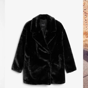  - Faux fur black coat från Monki, som ny.