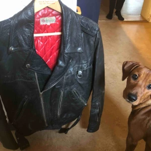  - Vintage skinnjacka / mc-jacka i snyggt använt skick. Uppskattas till 70-tal. Storlek 50 på lappen. Sitter som en small. Kan hämtas i Uppsala eller skickas mot fraktkostnad 