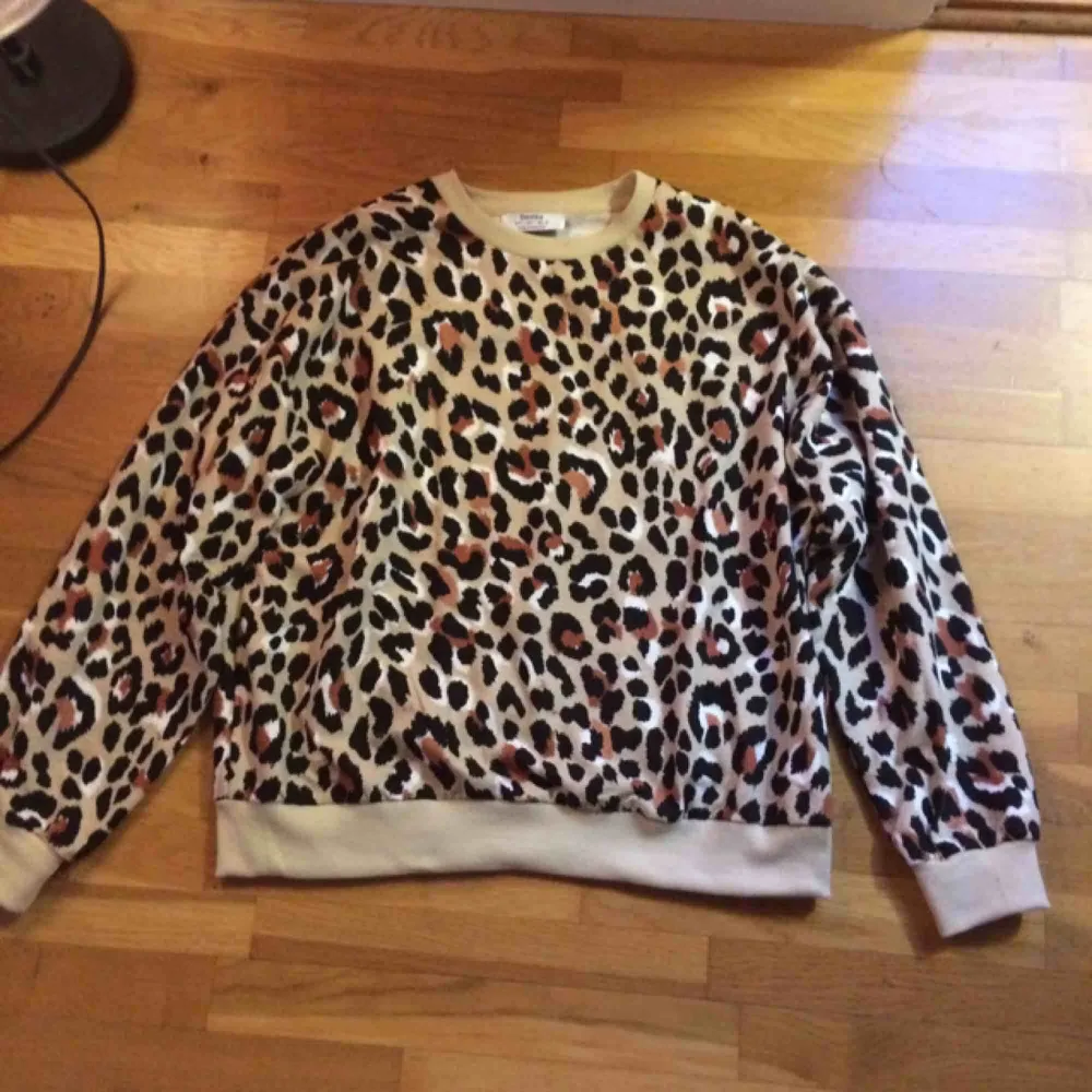 Leopardtröja i sweatshirtmodell. Ny, endast provad 1 gång men var för kort för min smak :/ priset är inkl frakt, skickas endast 🌷. Hoodies.