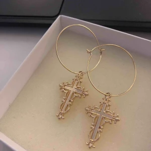  - Sjukt balla örhängen från Topshop, fin kvalite, endast använda en gång. Köpta i London och går ej att köpa längre. Frakt på 10 kr tillkommer💛