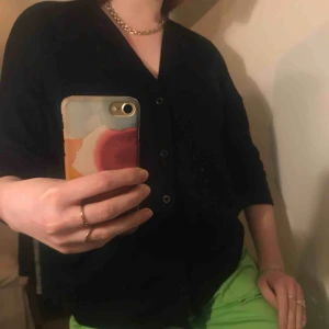  - ribbad svart kofta med trekvartsärm från monki! som ny aldrig använd. XS (den är oversize) köpare står för frakt!