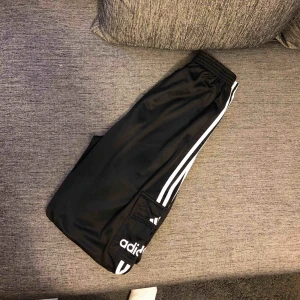  - Adidas byxor. De är raka och i egentligen herr storlek.  Passar mig som har 38 i damstorlek, för den som gillar lite mer lösa byxor. Väldigt sköna men använder inte längre tyvärr. 