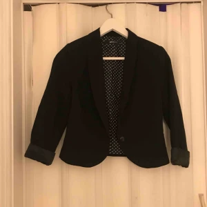  - Kavaj i kortare modell från Gina tricot! Aldrig använd! Köparen står för frakten på 54:- & betalning sker via swish! 💕