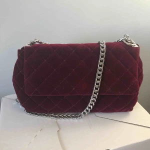  - Vinröd corossbody väska från GinaTricot modellen är "Penny" ordinarie pris : 349kr använd 3 gånger ( väldigt fint skick)  Material: Sammet aktigt, väldigt lent 