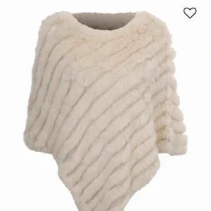  - Beige päls poncho från hollies. Skickar bilder vid intresse.