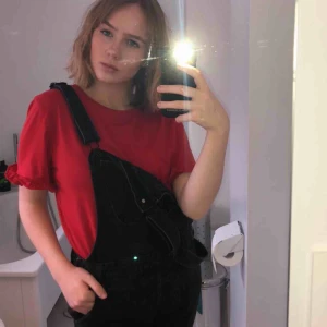  - Ett par svarta hängselbyxor i jeansmaterial! Sååå snygga och dessutom sköna, går att styla på så många olika sätt.  Sparsamt använda! 