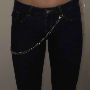  - Mörkblå tajta jeans från Zara. Knappt använda. Kedja ej till salu
