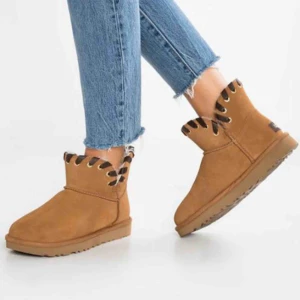  - Äkta uggs köpta nyligen så knappt använda och i fint skick! Säljer då jag har ett par gråa som används mer!! Unika och coola så skynda fynda  pris kan diskuteras Frakt bjuder jag på vid snabb affär 