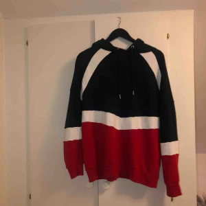  - Oanvänd hoodie från H&M. 