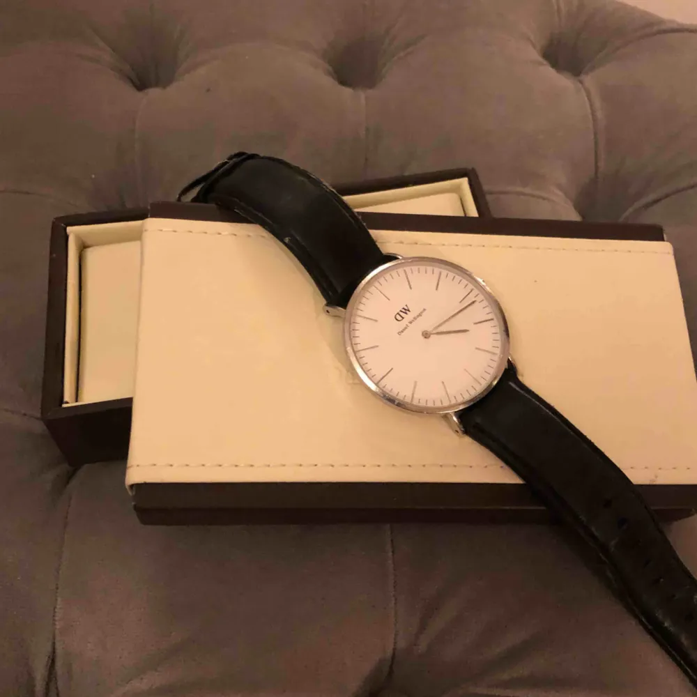 Klocka i silver från Daniel Wellington. Originaltillbehör medföljer. Armbandet är något slitet på kanter men ingenting som syns. Armbandet går att byta och finns på flesta smyckes affärer går lika bra att byta till stålarmband som läder.. Accessoarer.