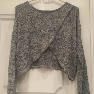  - Första bilden visar hur den ser ut i ryggen. Tröjan är från H&M och helt oanvänd! storlek L.  ⚠️OBS! HÄMTAS i Hornstull alternativt skickas mot att köparen betalar fraktavgift. Möts endast upp om köparen köper för 100kr eller mer!⚠️