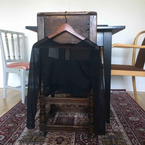  - Svart delvis genomskinlig tröja från Terranova, fint skick! 