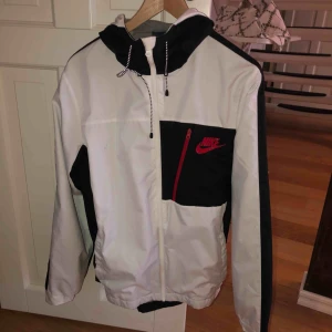  - Säljer nu min windbreaker , nytvättad och inga flaws på den. Det är storlek S herr
