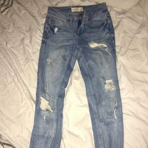 Snygga stretchiga jeans från Gina tricot. Har dragkedja vid ankeln. Storlek 26/32. Frakt tillkommer