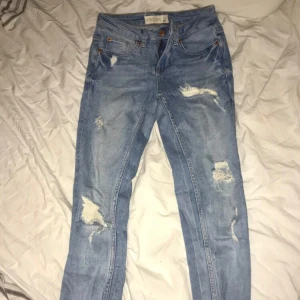 - Snygga stretchiga jeans från Gina tricot. Har dragkedja vid ankeln. Storlek 26/32. Frakt tillkommer