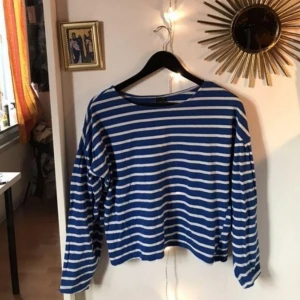  - Säljer vidare denna blå randiga tröja. 