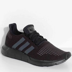  - Helt ny, lapp på skon finns kvar, storlek 37 Pris vid snabb affär kan diskuteras