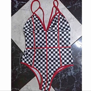  - Skitsnygg bodysuit i svart/vitt/rött. Beställde in olika storlekar, så skicka pm vid intresse❣️finns bara en av varje storlek, så det är först till kvarn som gäller ☺️ (frakt ingår i priset)