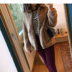  - En fluffig Teddy Jacka köpt på Urban Outfitters förra vintern! Jätte mysig och varm!  Den är i bra skick, säljer endast pga att den ej kommer till användning längre!  