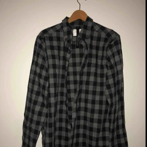  - grå svart rutig skjorta, storlek L. Frakt tillkommer!