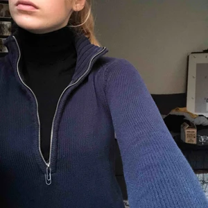  - Cool tröja köpt på second hand i somras! Används aldrig tyvärr:( självs grejen man drar i i dragkedjan gick av och har just nu ersatts med ett gem, men det är lätt att fixa👍🏼 frakt betslar du
