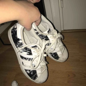  - Adidas superstar med palmprint, skit snygga enligt mig. Nypris ca 700 kr, storlek 37 1/3, jag står för frakten 