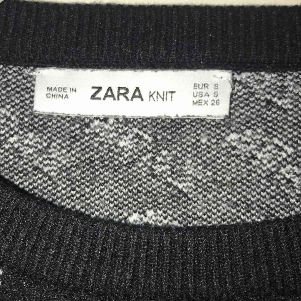 Jag säljer en stickad tröja från Zara.  Storlek: S Nypris: 349 kr. Tröjor & Koftor.