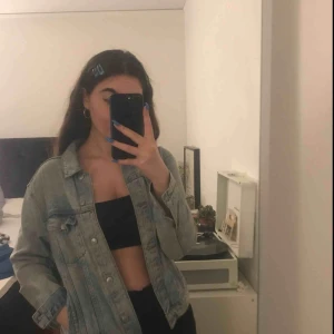  - En skitsnygg oversized jeansjacka från Topshop!! Passar jättebra till vår och sommar!! Köparen står för frakt.    (Pris kan diskuteras)