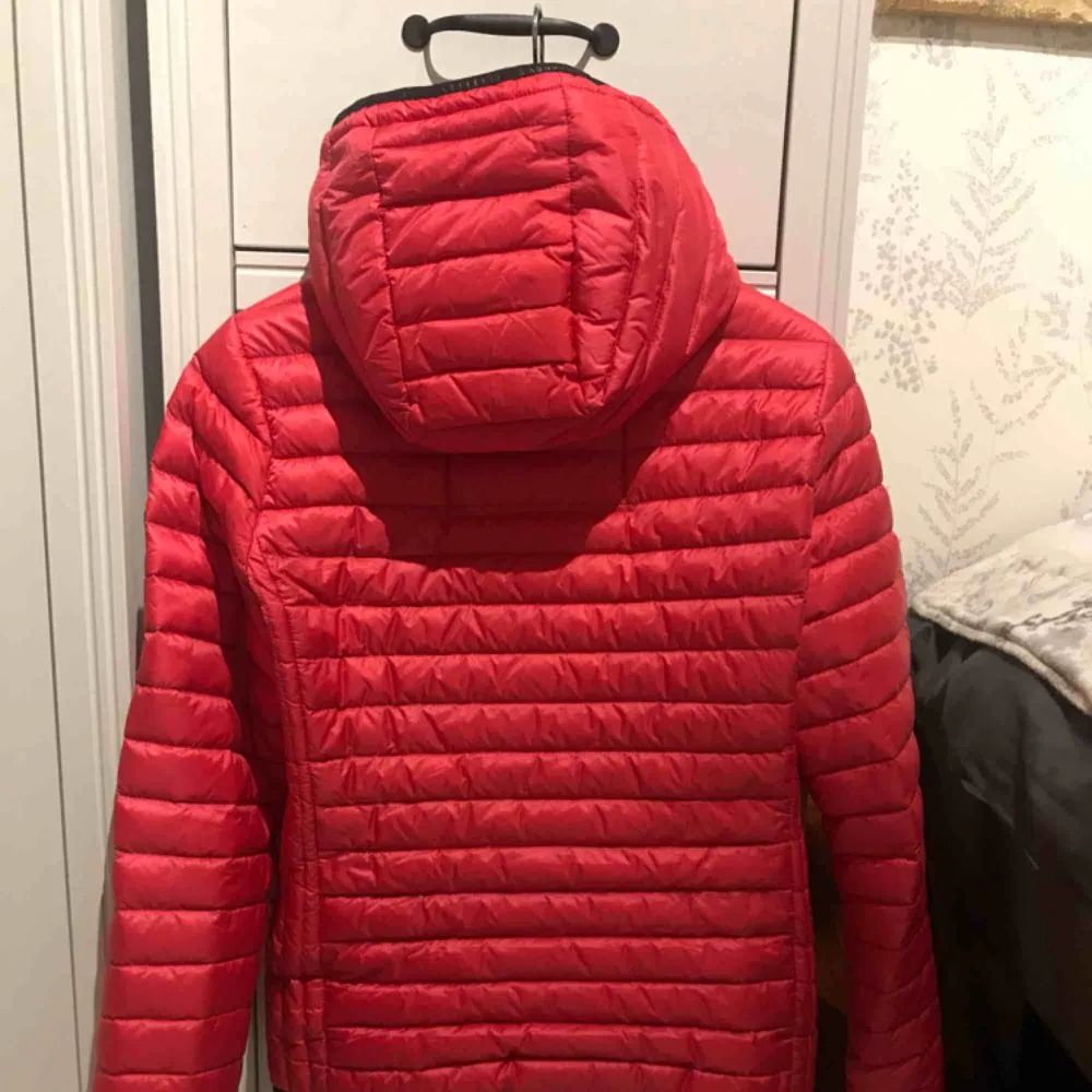 Köpte jackan, åkte ut i skidbacken och insåg att den var rosa och inte röd... därför säljer jag den till ett bättre pris efter en gångs användning.. Jackor.