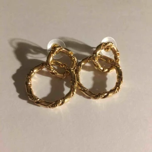  - Guldiga örhängen i två ihophängande cirklar. Jättefina men används tyvärr inte så mycket att det är värt platsen de tar upp. Hoppas att de istället kan vara till nytta för någon annan🥰