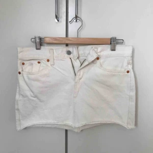  - Vit Levi’s kjol! Amerikanska storleken är 26. Använt en gång. Säljer pga för liten.