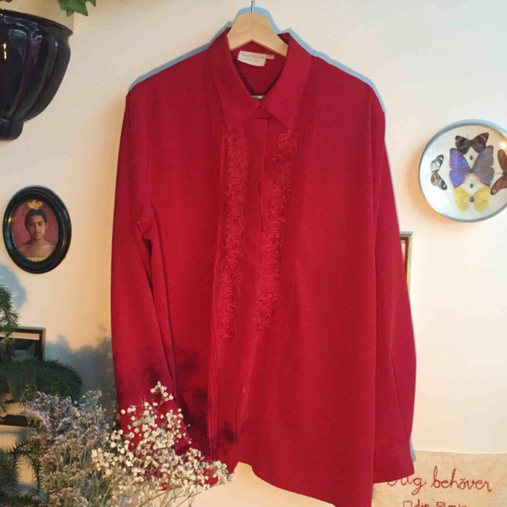 Röd skjorta/blus med vackra detaljer | Plick Second Hand