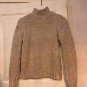  - Stickad turtelneck tröja. Fint skick
