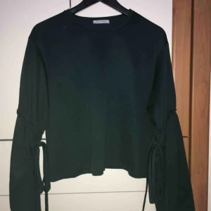  - Tröja från Zara Trafaluc med band på ärmarna! Strl M. Pris 50kr.