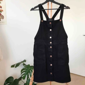  - 💫🖤SVART HÄNGSELKLÄNNING från monki🖤💫 fin till tjocktröja, linne, långärmat - you name it! Frakten går på 55 kr🌈🌈🌈