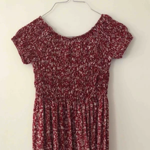  - En rödblommig klänning från Wish. Fin i kvaliten, trot eller ej. Den sitter off-shoulder och går ner till fötterna. 