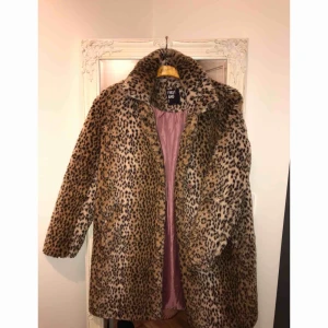  - Snygg faux fur leopardjacka från First and I. Använt den på både våren, hösten och vintern 👌 Dock har jag lite för mkt jackor så denna snygga kommer tyvärr inte till användning. Normal i storleken. Finns i GBG men kan skicka den gratis ✨