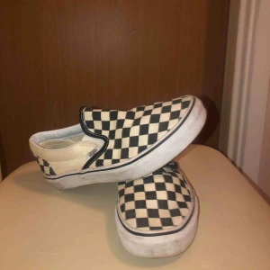  - Knappt använda slipons Vans skor! Säljes då de inte passar mig längre. 